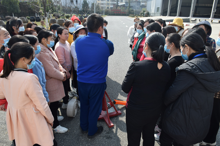 预防为主,生命至上——江西齐云山食品有限公司举行消防安全演练活动-03.jpg 预防为主,生命至上——江西齐云山食品有限公司举行消防安全演练活动-03.jpg