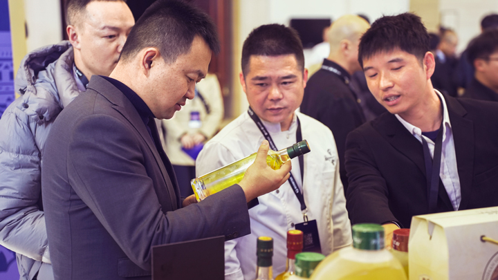 齐云山高油酸山茶油亮相黑珍珠餐厅食材�?---开启健康烹饪新潮流-07.jpg 齐云山高油酸山茶油亮相黑珍珠餐厅食材�?---开启健康烹饪新潮流-07.jpg