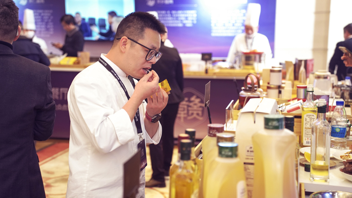 齐云山高油酸山茶油亮相黑珍珠餐厅食材�?---开启健康烹饪新潮流-09.jpg 齐云山高油酸山茶油亮相黑珍珠餐厅食材�?---开启健康烹饪新潮流-09.jpg